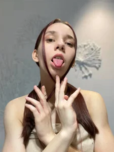 PetraHambelton white room🤍 Pic