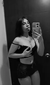 EmmillyQueen's XXX Nude Photo 2