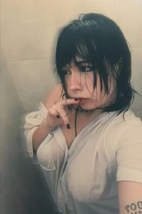 Ivi_jones_ Public Hình 5