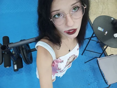 Should I keep the glasses on while I play with the straps? od MandaForero  5 snímek