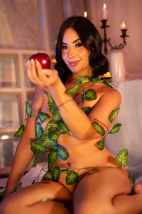 GabriellaFerrerのDo you want to eat my sweet apple this Halloween? 🎃の 2枚の写真