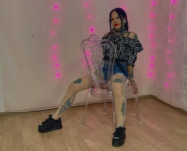 Megan_Black_Moonのnew album on transparent chair🤍の 7枚の写真