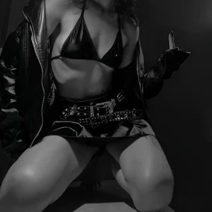 mollyyank 🖤Black and white🤍 Pic