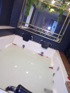 alice__tylor lingerie white on jacuzzi🤍 Pic 5