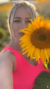 KriisKiss Chris in a field of sunflowers Billede 3