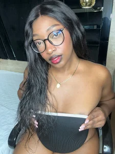 YallianaBrooks 😈A single glance won't be enough to take me all in🤤  6. fénykép