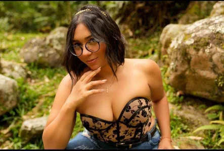 Bella_desi_ how about in the field Pic 2