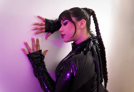 MillyHotsoonyou want to be the apple? (latex) Bild 5