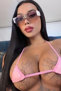 tinaqueen_noaのNot everyone is ready for this. 💅🏻💅🏻の 2枚の写真