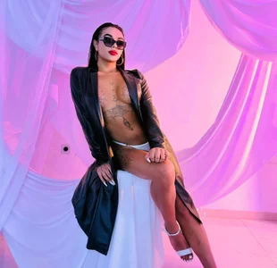 tinaqueen_noa This Valentine's Day I don't promise flowers... I promise a temptation that you won't be able to ign Εικόνα