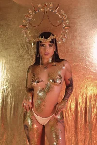 MariaHerrera_ Golden Girl Bilde 5