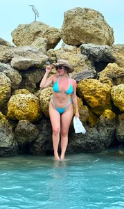 Sophia_Clark8 Beach Getaway 🏄🏻‍♀️🌞⛱🌊 Foto 3
