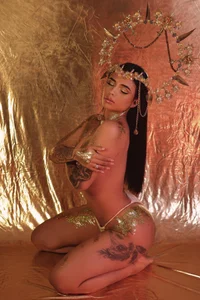 MariaHerrera_ Golden Girl Bilde 6