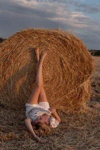 AvelinaLeoni summer.. field.. me.. 사진 7