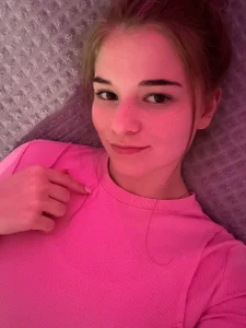 EffieFruin Just me under the pink lights 🎀 Foto 5