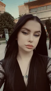 Ruby_Elly Public Pic 4