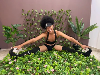 Amidst nature and lingering glances… do you dare get lost with me? 🌿😉 de TenderTeacher  3 Imagens