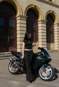 sexy brunette on motocycle de vanilla_bunny  5 photos