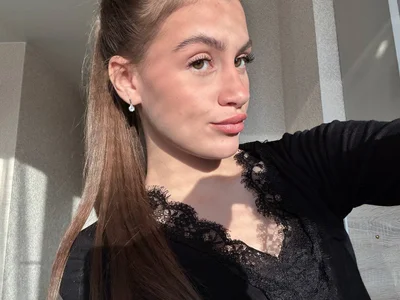 LiseVenerDressed up late in the evening to do a photo shoot 😊图片