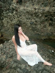 petitetsbigloadsThe bitch is on the beach ⛱️🏖️ Bild 4