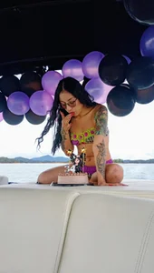Taylor__Swiftt 🎂✨ Today is my day! A little older, a lot more beautiful, and ready to make new memories. 😈💋 Who  3 снимка