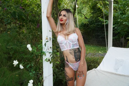 TiffanyMaze Outdoon Party Immagine  4