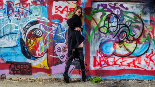 ArielBurn Goddess of colorful walls Pic