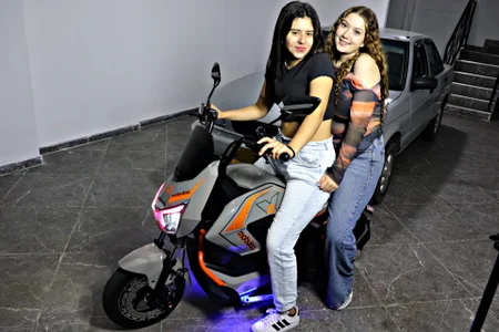 Emily_and_Miarosse on the motorcycle with my girl Foto 2