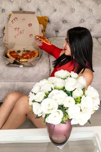 kareena_basu Birthday, pizza and red lips ... do you dare to bite first? 🍕💋🔥 Immagine  4