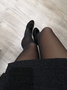 AureliaNoir_ Knock Knock ... 👠 Pic 2