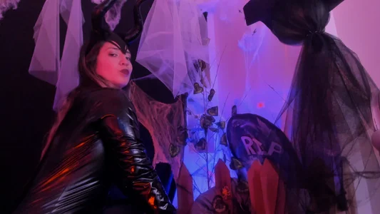 Sarah_Mistress_ I am your mistress of the darkness Pic