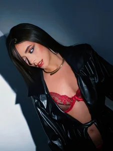 IsabellaMoreau 🖤 Sometimes in the darkness 🖤 Immagine  5