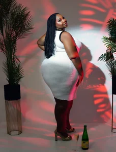 Bigasshott_ BETWEEN CURVES AND FANTASY Pic 6