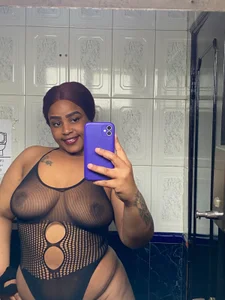 MelaniieBrown_ Public Billede 4