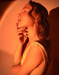 Adria_Arjona Public Immagine  5