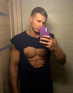 Georgearmwrestlerのits meの 4枚の写真