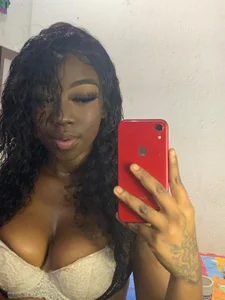 Emaaa-curvyy Public Foto 4