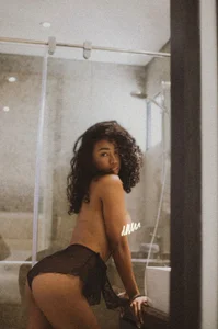 Gia_curly BRUNETTE Bilde