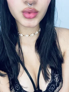 charlotte_9999 Does the black color look good on me? Bilde 2