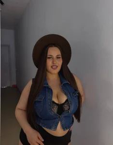Queen_Monica_ Born to Tease slika 4