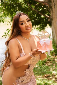 KateVenegas 🎉 It’s my birthday… make a wish on me 💋✨ Foto