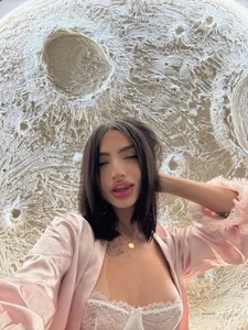 PeytonReedsのYou and I on the Moonの 5枚の写真