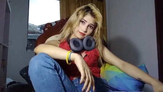 AnnieLorin Cute Pic 4