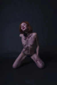 Jullia_Moor in the dark টি ছবি