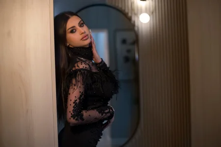Alice_Voss Lady in black Hình