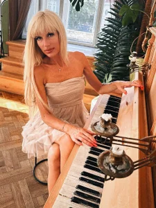 AlinaGrosuのHow are u feel me?❤️の 9枚の写真