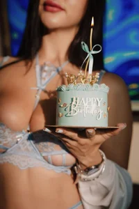 Godess_Scarlett77 🎂 My birthday, your fantasies… what could possibly go wrong? 😏 Foto 2