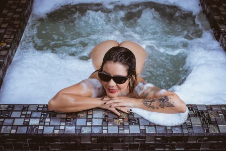 Sara__Michell 𝐀𝐫𝐞 𝐲𝐨𝐮 𝐬𝐨𝐚𝐩𝐢𝐧𝐠 𝐦𝐞? 𝐔𝐟𝐟 💦💓 Pic 2