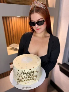 melanieklaus2 MY BIRTHDAY 🥳😘 - {count, plural, one {תמונה אחת} two {שתי תמונות} many {# תמונות} other {# תמונות}}
