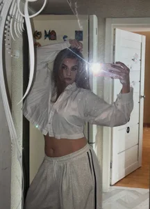 Elle_GrEat Mirror Fuck Tease Pic 2